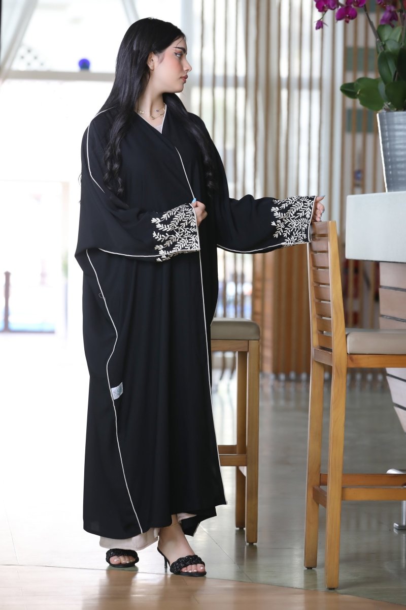 Bisht Abaya ( sleeve patterned ) - Abayat Qumasha Wa Naqsha