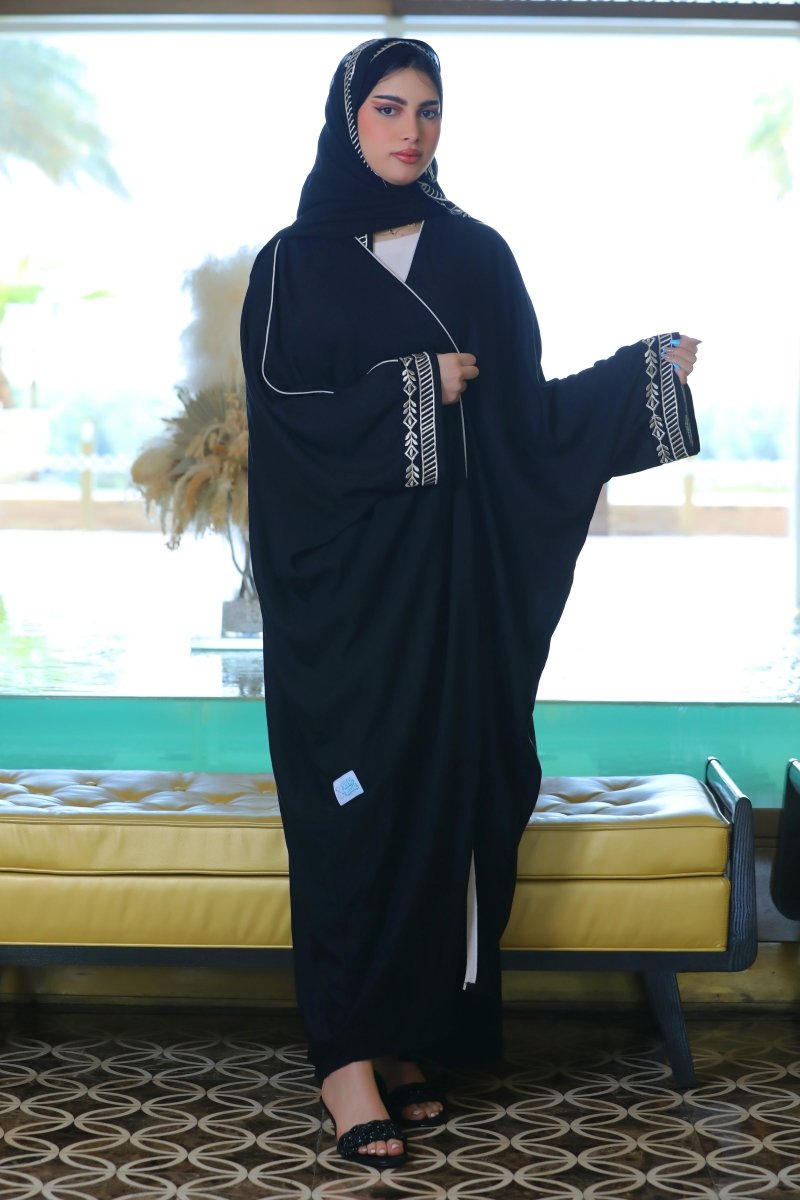 Black and White Bisht abaya - Abayat Qumasha Wa Naqsha